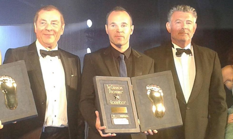 إنييستا أوّل برشلوني يفوز بجائزة  القدم الذهبية 