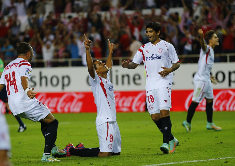 بطولة اسبانيا: اشبيلية يلحق ببرشلونة الى الصدارة وملقة يكرم وفادة رايو فايكانو