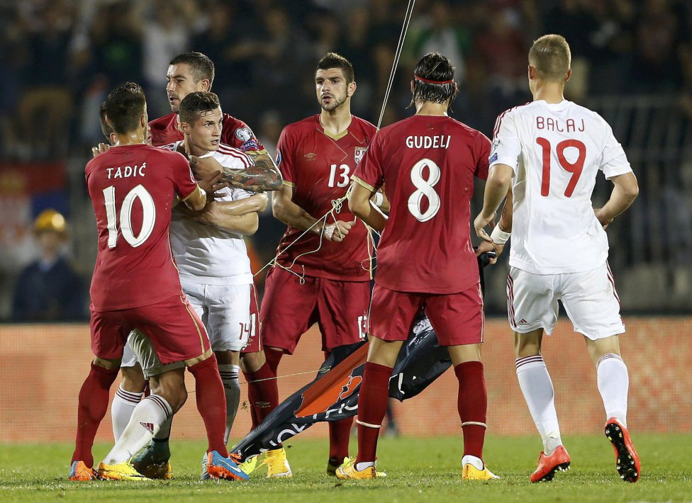 تصفيات كأس اوروبا:بالصور توقف مباراة صربيا والبانيا بسبب اشتباك بين اللاعبين