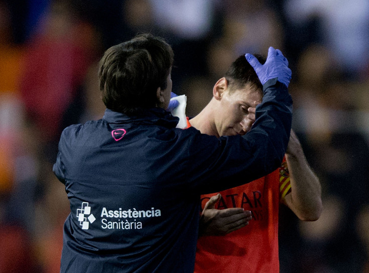 برشلونة يطلب إلغاء إنذار ميسي والشرطة تحاول الوصول للمشجع