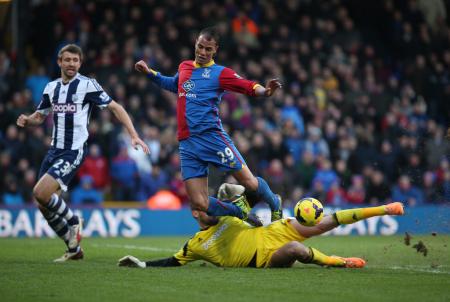 الشماخ يغيب لخمس مباريات عن كريستال بالاس