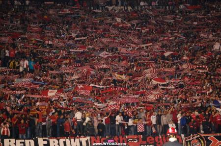 وفاة أربعة مشجعين وداديين