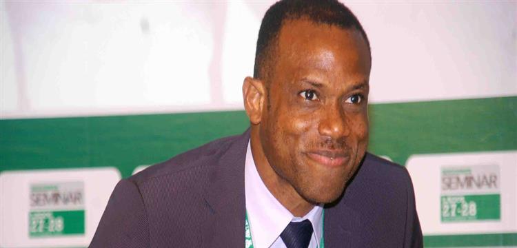 مدرب نيجيريا ينقل إلى بلجيكا للعلاج