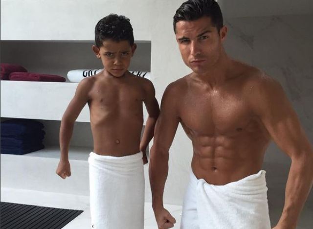 من جديد ابن كريستيانو رونالدو يظهر اهتمامه الكبير بميسي