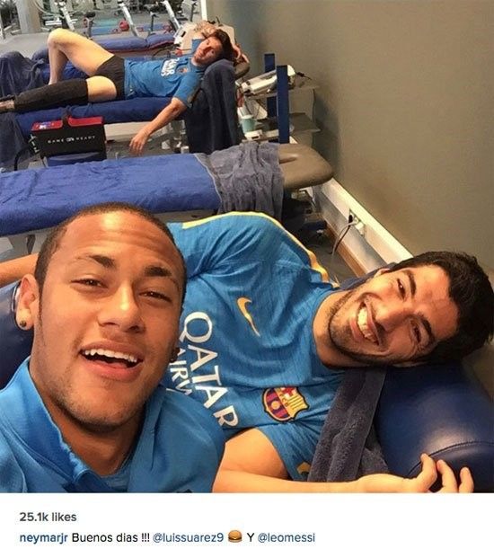 صورة | ميسي يرتدي هدية سواريز ويسأل عن مضمونها