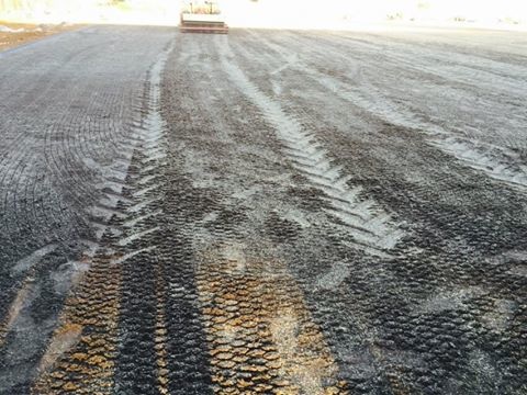 زرع بذور العشب الطبيعي بالملعب البلدي بالقنيطرة