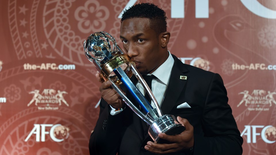 أحمد خليل يتوج بجائزة أفضل لاعب في آسيا
