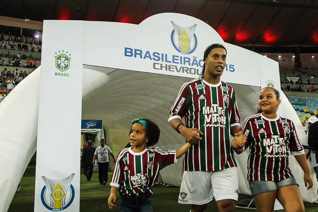 رونالدينيو يفتتح اكاديميته في سنغافورة