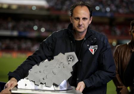 الحارس الهداف سيني يودع الملاعب رسميا