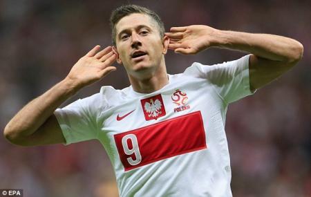 بينيتيز يتجاهل الرد على شائعات ليفاندوفسكي