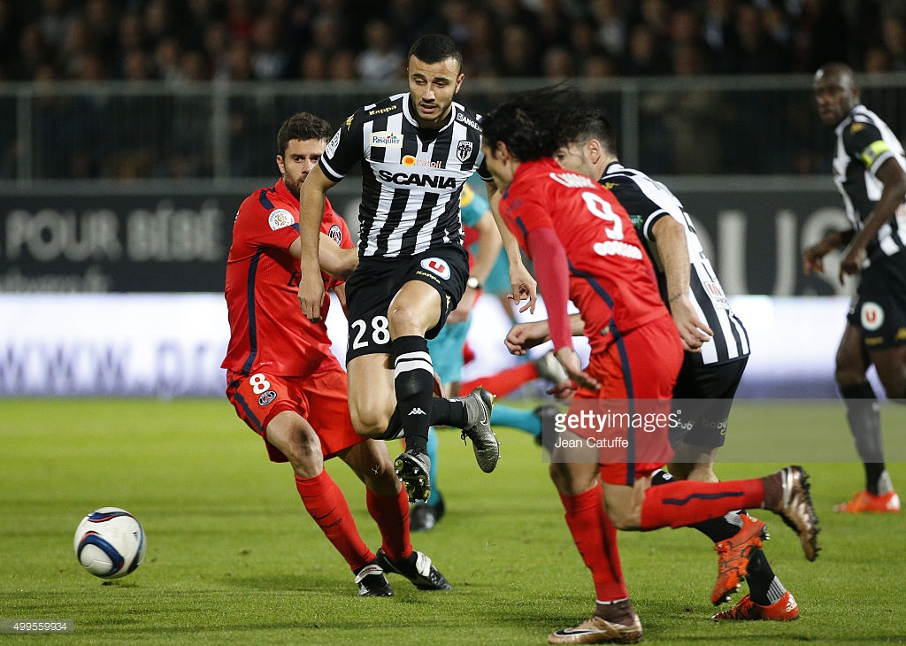 لماذا يتجاهل الزاكي هذا الجدار الخرساني؟