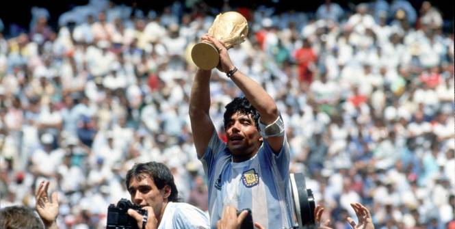 الأرجنتين تحتفي بذكرى المشاركة الأولى لمارادونا في البطولة المحلية