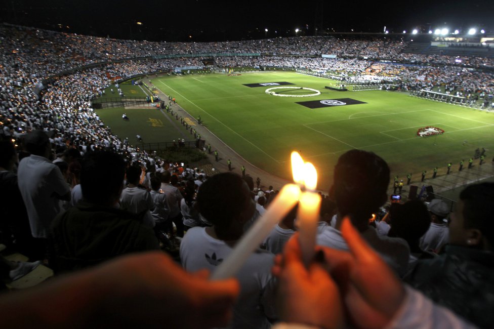 البرازيل تودع ضحايا حادث الطائرة في مراسم تأبين في ملعب مكتظ