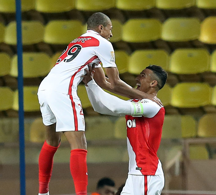 العميد درار يوزع الهدايا ويخلق الفارق