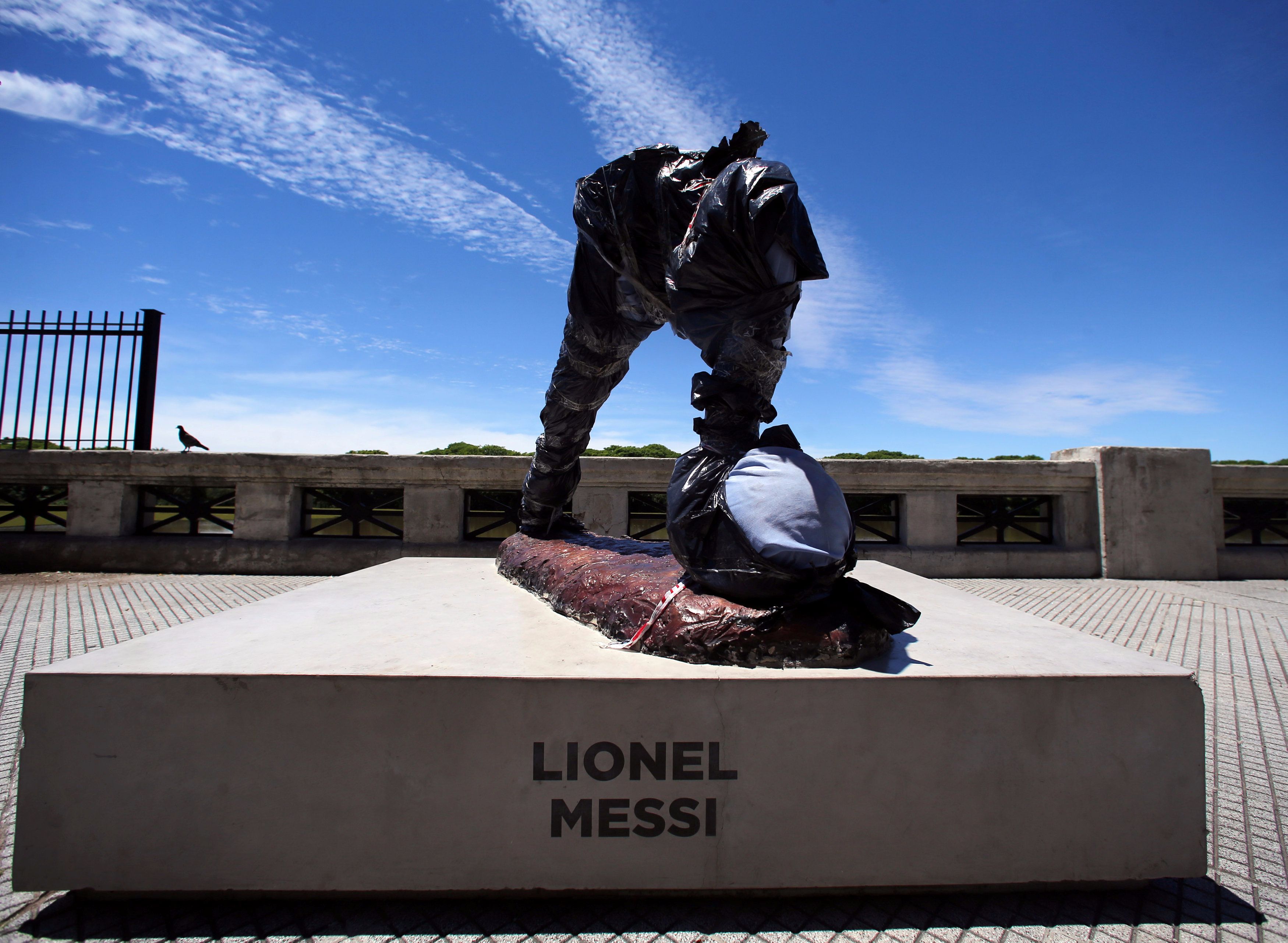 تعرض تمثال نجم الكرة الأرجنتينية ليونيل ميسي ببوينوس آيرس للتخريب