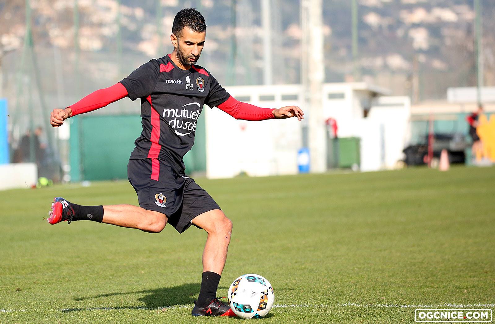 رسميا.. عوبادي يجاور بلهندة في نيس الفرنسي