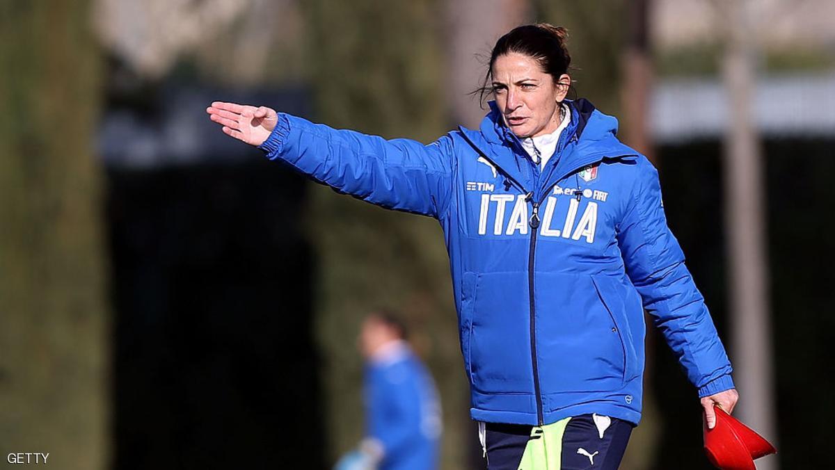 سيدة تدرب منتخبا للذكور لاول مرة في تاريخ كرة القدم الايطالية