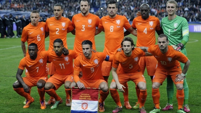 هولندا بكامل نجومها أمام المغرب