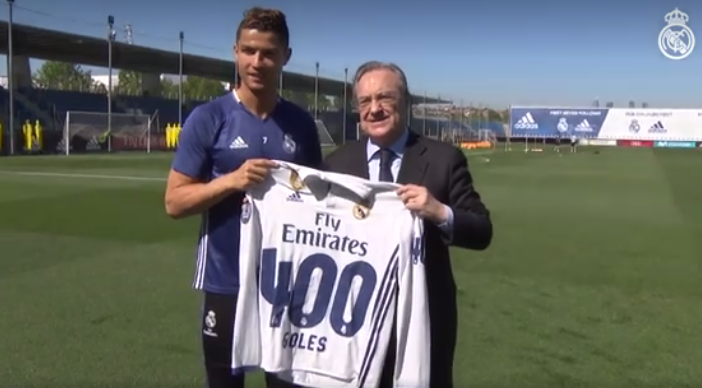 كريستيانو رونالدو بعد تكريمه على تسجيل 400 هدف:  هذا ثمرة عمل الفريق