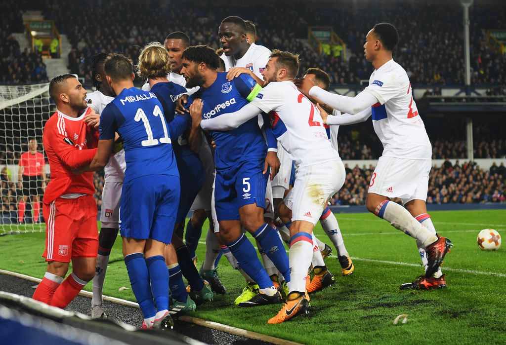 كومان يدافع عن لاعبي ايفرطون بعد شجار مباراة ليون