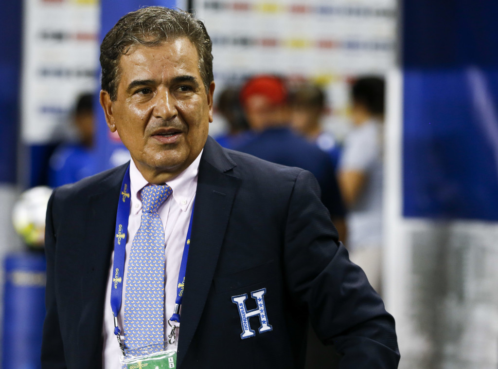 مدرب هندوراس يصف موعد مباراتي ملحق كأس العالم بأنه  غير إنساني 