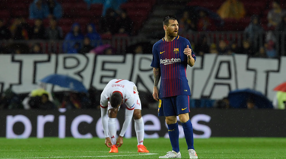 ميسي يثير الجدل بتناوله لشيء مجهول!