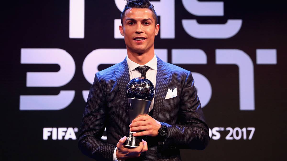 البرتغالي كريستيانو رونالدو يتوج بجائزة الفيفا لأفضل لاعب لعام 2017