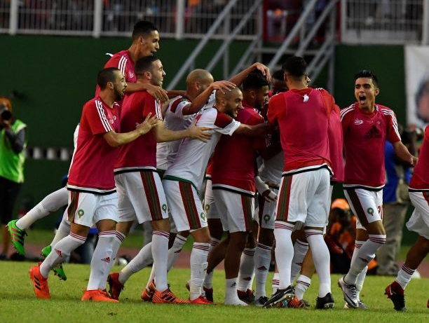 فرحة عارمة بشوارع مدينة العيون ابتهاجا بتأهل المنتخب المغربي لمونديال 2018 بروسيا