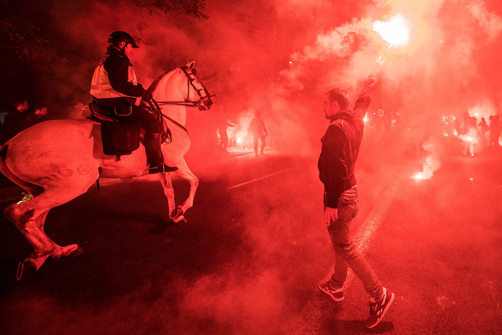 ليفربول يحقق في مزاعم إساءة معاملة جماهيره في اشبيلية