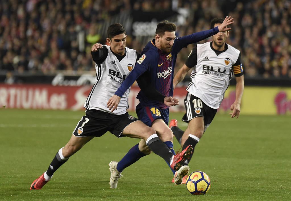 هدف ألبا المتأخر ينقذ برشلونة المتصدر أمام بلنسية