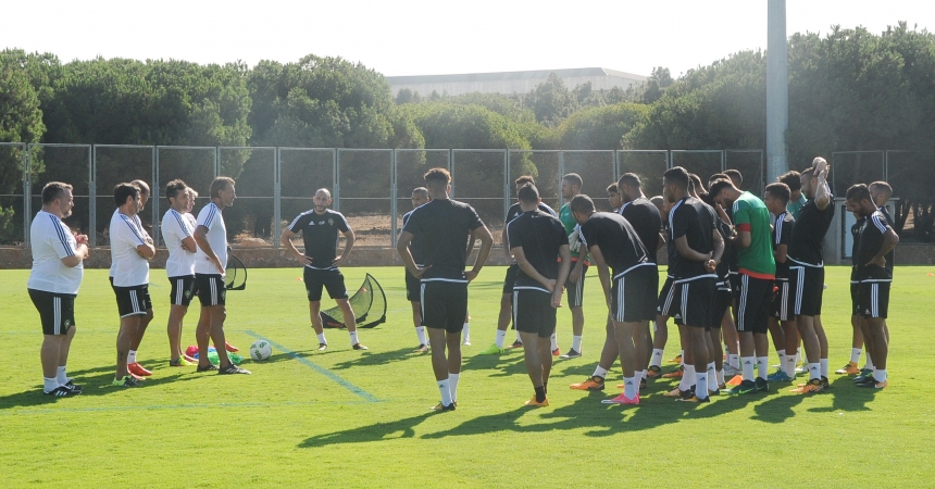 الأسود بروح معنوية عالية