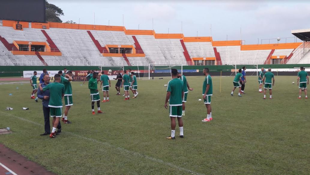 بالصور ..الأسود أجروا تداريبهم الأخيرة بملعب بوانيي