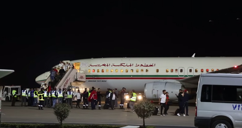 إسقبال جنوني للأسود بمطار الرباط سلا