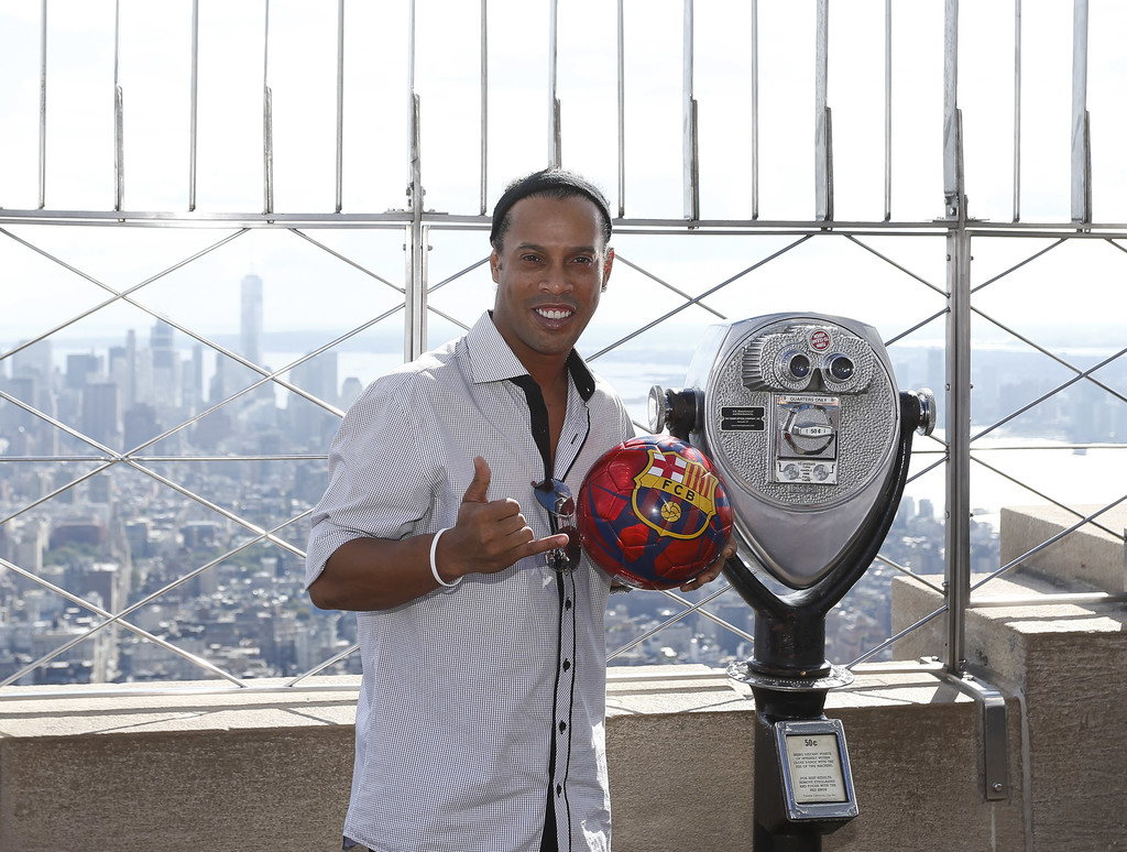 رونالدينيو يعلن اعتزاله بشكل نهائي العام المقبل