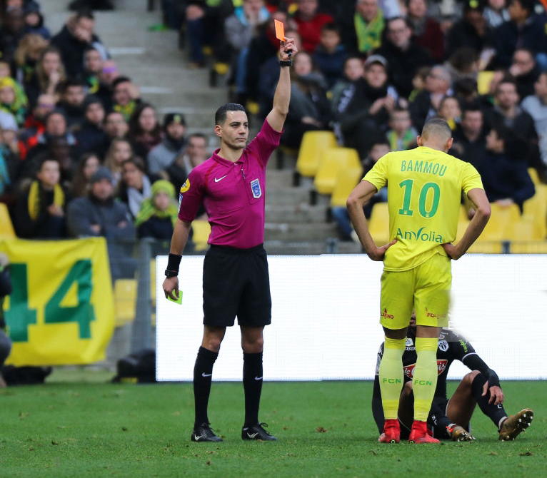 بامو يخرج عن النص ويرى الأحمر