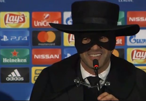 إيفاء بوعده.. مدرب شاختار يرتدي قناع  زورو !