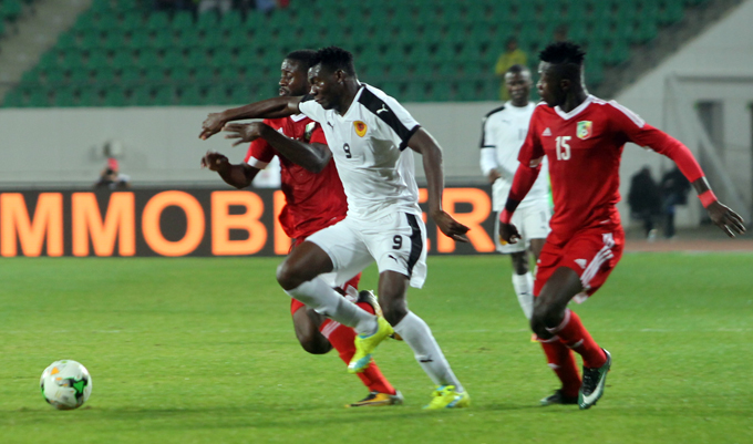 بطولة افريقيا للمحليين: المنتخب الأنغولي يتعادل مع نظيره الكونغولي ويلتحق به لدور الربع