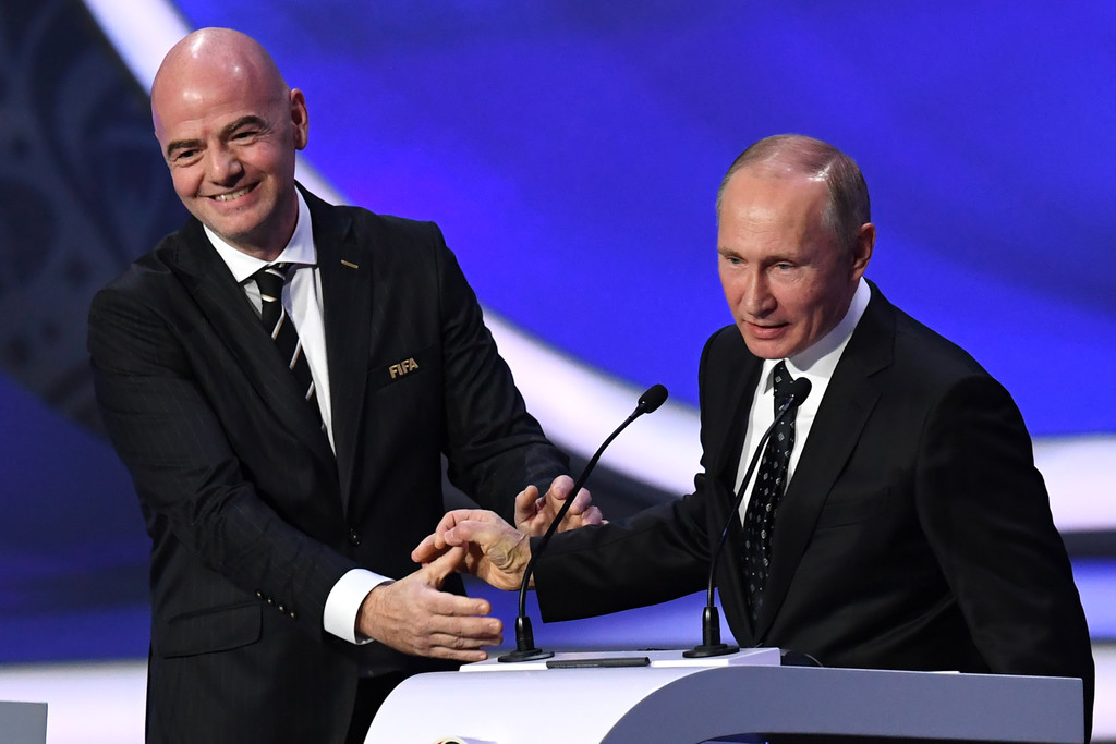 مونديال 2018: بوتين وإنفانتينو يتبادلان تمرير الكرة في الكرملين