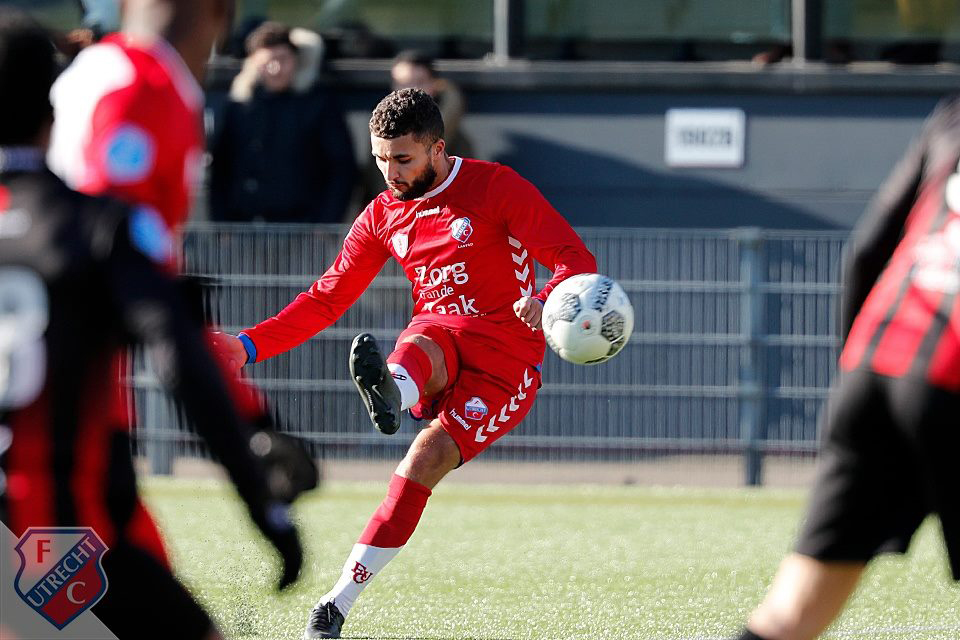 لبيض يصنع هدفا ويستسلم للأحمدي