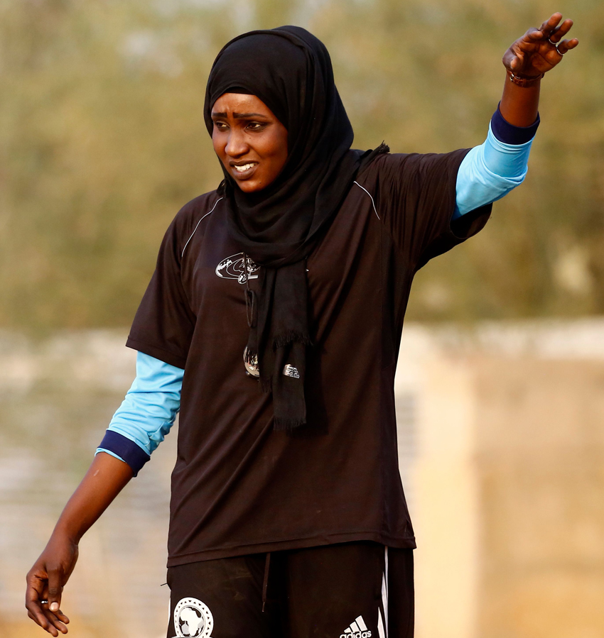 سلمى الماجدي سودانية تقتحم عالم تدريب كرة القدم للرجال