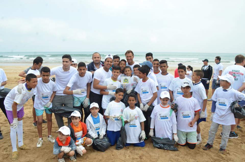 رونار يساهم في تنظيف رمال شاطئ الصخيرات