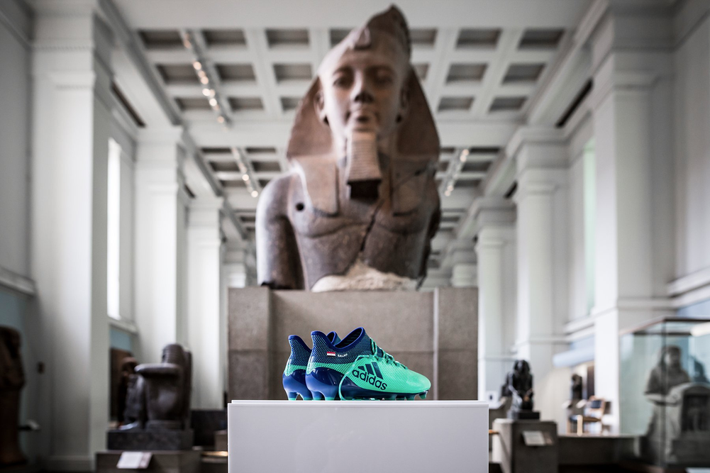 حذاء محمد صلاح يُجاور تماثيل الفراعنة في المتحف البريطاني!