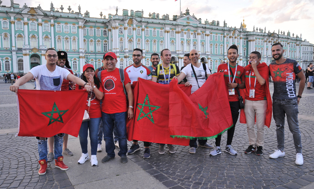 الجامعة توزع على الجماهير المغربية لوازم التشجيع