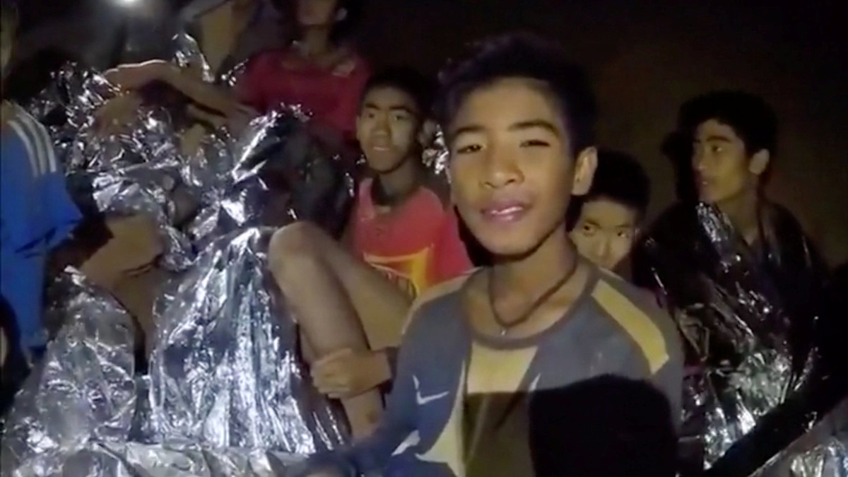 كرة القدم تحتفي بإنقاذ فتية الكهف في تايلاند