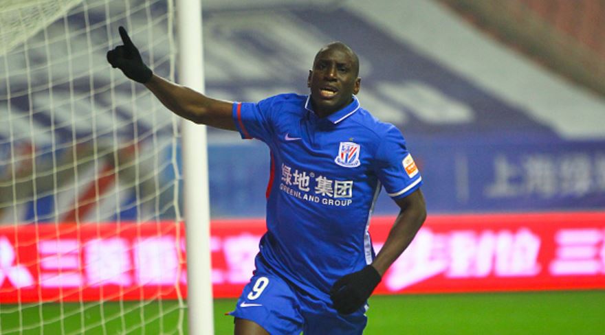 السنغالي با يتهم لاعبا بتوجيه إهانات عنصرية له في البطولة الصينية