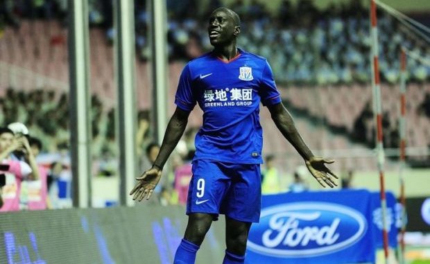 إيقاف لاعب صيني 6 مباريات لتوجيهه إهانات عنصرية للسنغالي ديمبا با