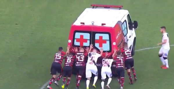 لاعبون ينقذون سيارة إسعاف في مباراة بالبطولة البرازيلية