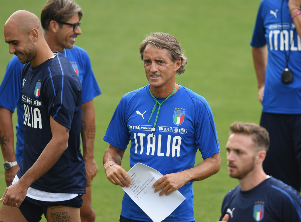مدرب المنتخب الإيطالي مانشيني يشتكي من كثرة اللاعبين الأجانب
