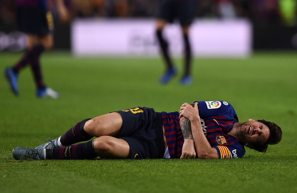برشلونة يتصدر بالفوز على اشبيلية وميسي يعاني من اصابة في ذراعه