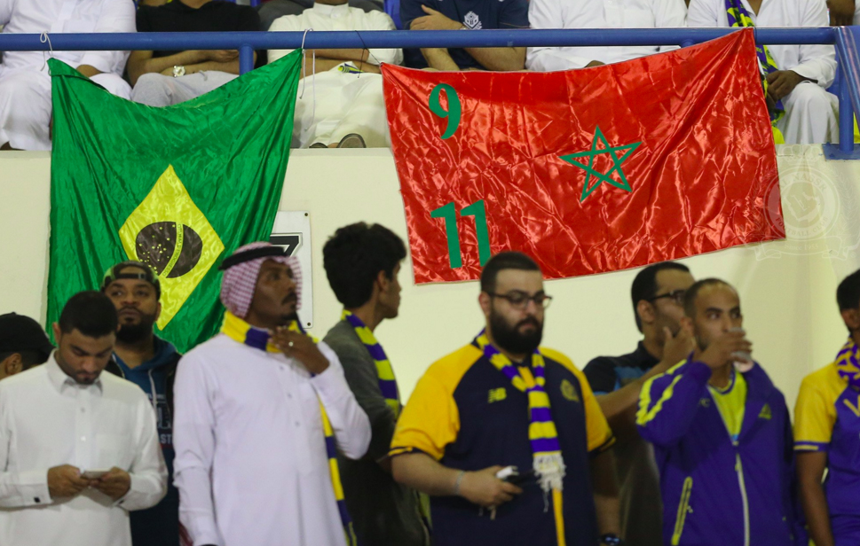 الجماهير تلوح بالأعلام المغربية لهذين اللاعبين